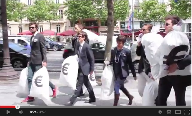 Action devant le siège français de HSBC avec Monique et Michel Pinçon-Charlot pour dénoncer l'évasion fiscale en France